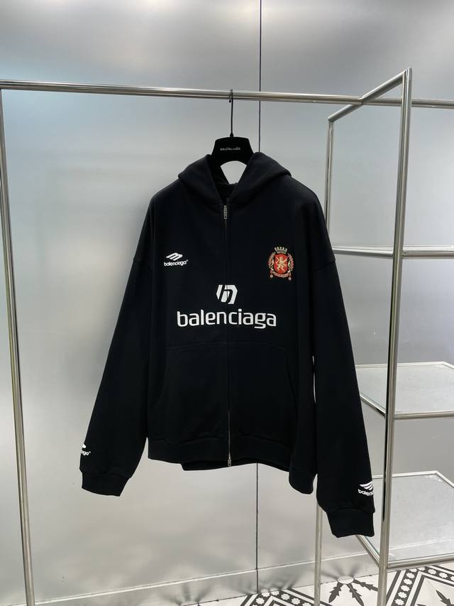 24新品paris Soccer Hoodie中号版型拉链连帽卫衣 正面饰以sponsor艺术作品印花 胸部和袖口饰以3B Sports Icon艺术作品刺绣